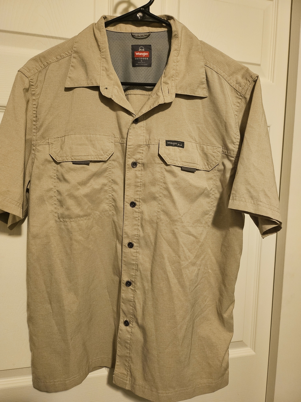 Wrangler 💪 Short Sleeve Button-Up Shirt in Khaki Tan